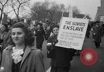 Standbild anti-kommunistischen Loyalität Parade auf der Fifth Avenue New York City USA, 1950, aus Sekunde 42 historischem Filmmaterial Videoclip 65675048288