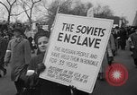 Standbild anti-kommunistischen Loyalität Parade auf der Fifth Avenue New York City USA, 1950, aus Sekunde 43 historischem Filmmaterial Videoclip 65675048288