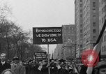 Standbild anti-kommunistischen Loyalität Parade auf der Fifth Avenue New York City USA, 1950, aus Sekunde 44 historischem Filmmaterial Videoclip 65675048288