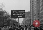 Standbild anti-kommunistischen Loyalität Parade auf der Fifth Avenue New York City USA, 1950, aus Sekunde 45 historischem Filmmaterial Videoclip 65675048288