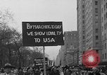 Standbild anti-kommunistischen Loyalität Parade auf der Fifth Avenue New York City USA, 1950, aus Sekunde 46 historischem Filmmaterial Videoclip 65675048288