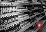 Standbild Supermarkt Spanien, 1956, aus Sekunde 10 historischem Filmmaterial Videoclip 65675048294