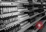 Standbild Supermarkt Spanien, 1956, aus Sekunde 11 historischem Filmmaterial Videoclip 65675048294
