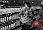 Standbild Supermarkt Spanien, 1956, aus Sekunde 14 historischem Filmmaterial Videoclip 65675048294