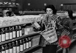 Standbild Supermarkt Spanien, 1956, aus Sekunde 15 historischem Filmmaterial Videoclip 65675048294