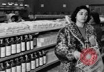 Standbild Supermarkt Spanien, 1956, aus Sekunde 16 historischem Filmmaterial Videoclip 65675048294