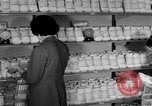 Standbild Supermarkt Spanien, 1956, aus Sekunde 26 historischem Filmmaterial Videoclip 65675048294