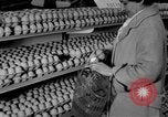 Standbild Supermarkt Spanien, 1956, aus Sekunde 30 historischem Filmmaterial Videoclip 65675048294