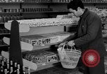 Standbild Supermarkt Spanien, 1956, aus Sekunde 46 historischem Filmmaterial Videoclip 65675048294