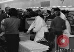Standbild Supermarkt Spanien, 1956, aus Sekunde 49 historischem Filmmaterial Videoclip 65675048294