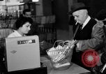 Standbild Supermarkt Spanien, 1956, aus Sekunde 51 historischem Filmmaterial Videoclip 65675048294
