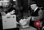 Standbild Supermarkt Spanien, 1956, aus Sekunde 52 historischem Filmmaterial Videoclip 65675048294