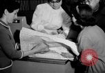 Standbild Supermarkt Spanien, 1956, aus Sekunde 53 historischem Filmmaterial Videoclip 65675048294