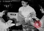 Standbild Supermarkt Spanien, 1956, aus Sekunde 56 historischem Filmmaterial Videoclip 65675048294