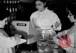 Standbild Supermarkt Spanien, 1956, aus Sekunde 57 historischem Filmmaterial Videoclip 65675048294