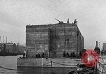 Standbild konkrete Lastkähne Portsmouth England, 1944, aus Sekunde 27 historischem Filmmaterial Videoclip 65675048313