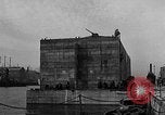 Standbild konkrete Lastkähne Portsmouth England, 1944, aus Sekunde 29 historischem Filmmaterial Videoclip 65675048313
