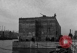 Standbild konkrete Lastkähne Portsmouth England, 1944, aus Sekunde 34 historischem Filmmaterial Videoclip 65675048313