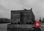 Standbild konkrete Lastkähne Portsmouth England, 1944, aus Sekunde 35 historischem Filmmaterial Videoclip 65675048313