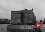 Standbild konkrete Lastkähne Portsmouth England, 1944, aus Sekunde 36 historischem Filmmaterial Videoclip 65675048313