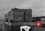 Standbild konkrete Lastkähne Portsmouth England, 1944, aus Sekunde 40 historischem Filmmaterial Videoclip 65675048313