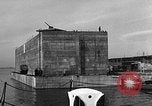 Standbild konkrete Lastkähne Portsmouth England, 1944, aus Sekunde 45 historischem Filmmaterial Videoclip 65675048313