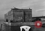Standbild konkrete Lastkähne Portsmouth England, 1944, aus Sekunde 48 historischem Filmmaterial Videoclip 65675048313