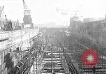Standbild konkrete Lastkähne Portsmouth England, 1944, aus Sekunde 1 historischem Filmmaterial Videoclip 65675048314