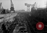 Standbild konkrete Lastkähne Portsmouth England, 1944, aus Sekunde 3 historischem Filmmaterial Videoclip 65675048314