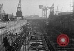 Standbild konkrete Lastkähne Portsmouth England, 1944, aus Sekunde 8 historischem Filmmaterial Videoclip 65675048314