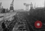Standbild konkrete Lastkähne Portsmouth England, 1944, aus Sekunde 11 historischem Filmmaterial Videoclip 65675048314