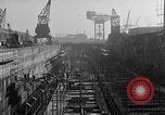 Standbild konkrete Lastkähne Portsmouth England, 1944, aus Sekunde 12 historischem Filmmaterial Videoclip 65675048314