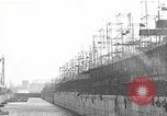 Standbild konkrete Lastkähne Portsmouth England, 1944, aus Sekunde 23 historischem Filmmaterial Videoclip 65675048314