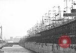Standbild konkrete Lastkähne Portsmouth England, 1944, aus Sekunde 24 historischem Filmmaterial Videoclip 65675048314