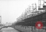 Standbild konkrete Lastkähne Portsmouth England, 1944, aus Sekunde 25 historischem Filmmaterial Videoclip 65675048314