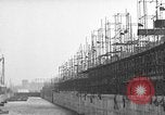 Standbild konkrete Lastkähne Portsmouth England, 1944, aus Sekunde 26 historischem Filmmaterial Videoclip 65675048314