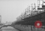 Standbild konkrete Lastkähne Portsmouth England, 1944, aus Sekunde 29 historischem Filmmaterial Videoclip 65675048314