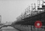 Standbild konkrete Lastkähne Portsmouth England, 1944, aus Sekunde 31 historischem Filmmaterial Videoclip 65675048314