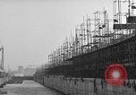 Standbild konkrete Lastkähne Portsmouth England, 1944, aus Sekunde 32 historischem Filmmaterial Videoclip 65675048314