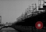 Standbild konkrete Lastkähne Portsmouth England, 1944, aus Sekunde 33 historischem Filmmaterial Videoclip 65675048314