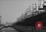 Standbild konkrete Lastkähne Portsmouth England, 1944, aus Sekunde 34 historischem Filmmaterial Videoclip 65675048314