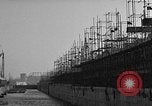 Standbild konkrete Lastkähne Portsmouth England, 1944, aus Sekunde 35 historischem Filmmaterial Videoclip 65675048314