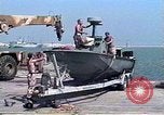 Standbild United States Coast Guard Mechanik Saudi-arabien, 1991, aus Sekunde 3 historischem Filmmaterial Videoclip 65675048333