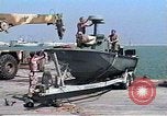 Standbild United States Coast Guard Mechanik Saudi-arabien, 1991, aus Sekunde 4 historischem Filmmaterial Videoclip 65675048333