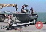 Standbild United States Coast Guard Mechanik Saudi-arabien, 1991, aus Sekunde 5 historischem Filmmaterial Videoclip 65675048333