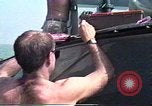 Standbild United States Coast Guard Mechanik Saudi-arabien, 1991, aus Sekunde 7 historischem Filmmaterial Videoclip 65675048333