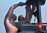 Standbild United States Coast Guard Mechanik Saudi-arabien, 1991, aus Sekunde 13 historischem Filmmaterial Videoclip 65675048333
