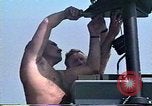 Standbild United States Coast Guard Mechanik Saudi-arabien, 1991, aus Sekunde 16 historischem Filmmaterial Videoclip 65675048333