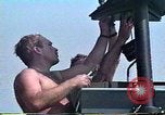 Standbild United States Coast Guard Mechanik Saudi-arabien, 1991, aus Sekunde 17 historischem Filmmaterial Videoclip 65675048333