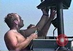 Standbild United States Coast Guard Mechanik Saudi-arabien, 1991, aus Sekunde 19 historischem Filmmaterial Videoclip 65675048333